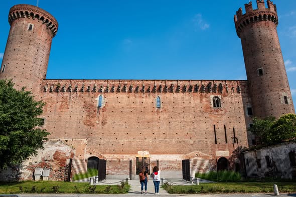 Welcome Tour® Ivrea: Scopri la Città Storica e Industriale