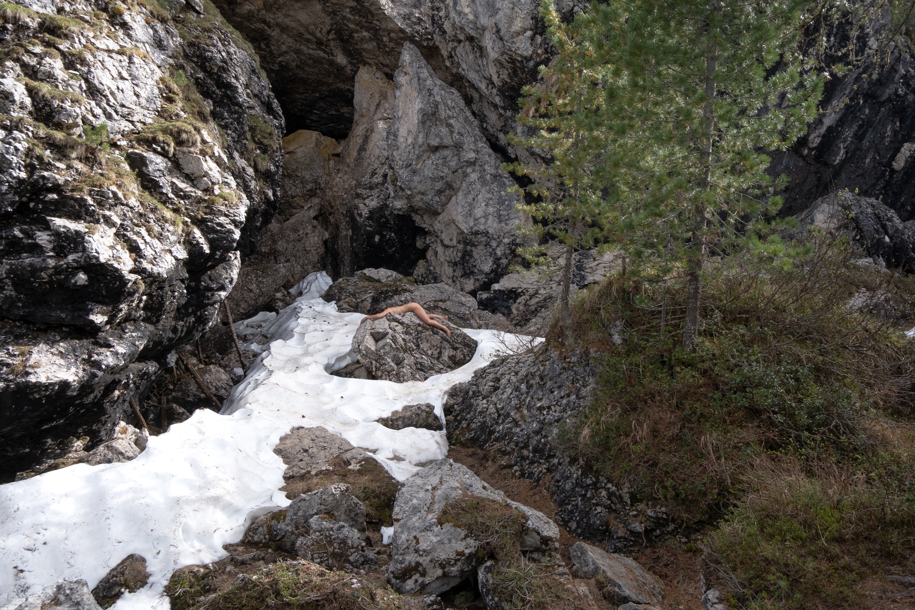 Corpi in quota al rifugio Jervis